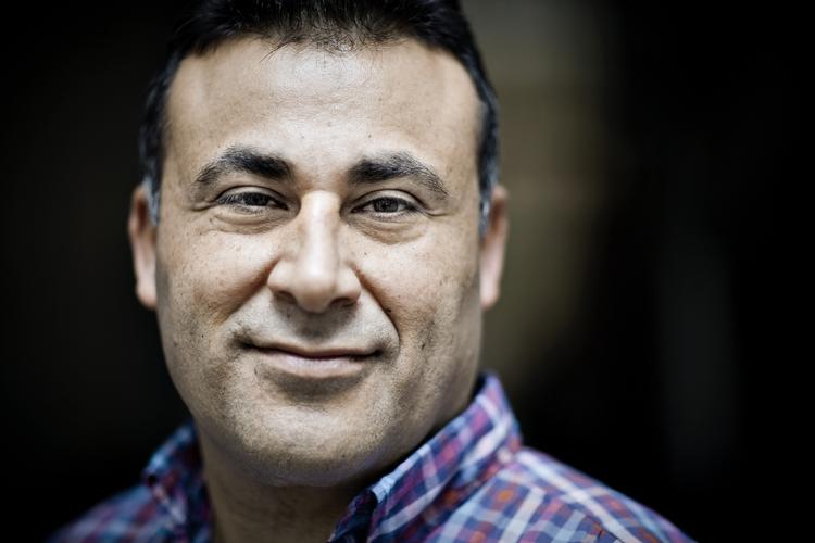 Retssag. Se og Hør har faktisk dementeret historien om Naser Khaders påståede brug af sort arbejde. Alligevel bliver bladet ved at skrive det modsatte. 