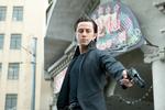 Looper. Joseph Gordon-Levitt spiller hovedrollen i den biografaktuelle thriller, hvor han skal slå en ældre udgave af sig selv ihjel. 