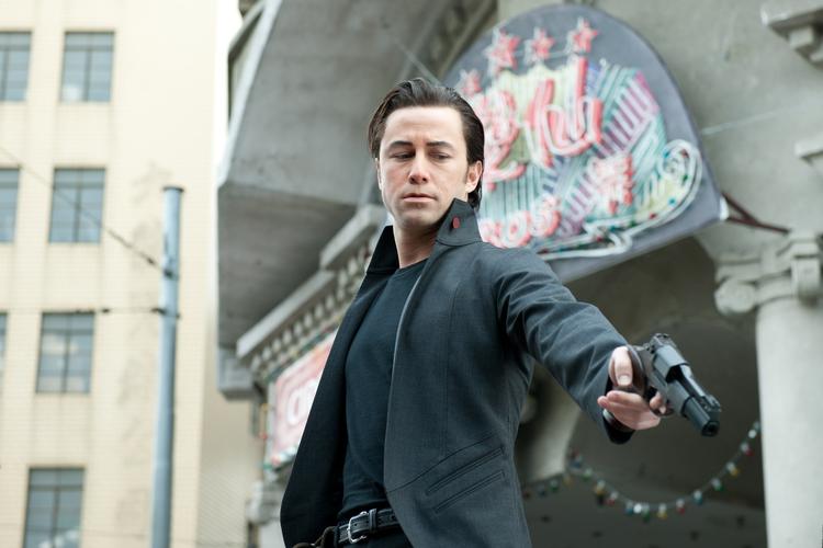 Looper. Joseph Gordon-Levitt spiller hovedrollen i den biografaktuelle thriller, hvor han skal slå en ældre udgave af sig selv ihjel. 