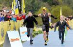 udelukket? Lance Armstrong afslutter den halve triatlon i USA i selskab med sine to tvillingedøtre på 10 år, Grace (tv) og  Isabelle (th). 