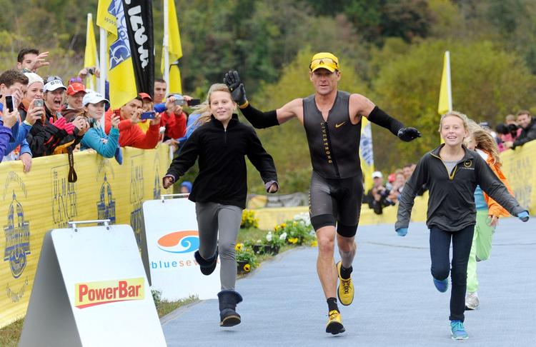 udelukket? Lance Armstrong afslutter den halve triatlon i USA i selskab med sine to tvillingedøtre på 10 år, Grace (tv) og  Isabelle (th). 