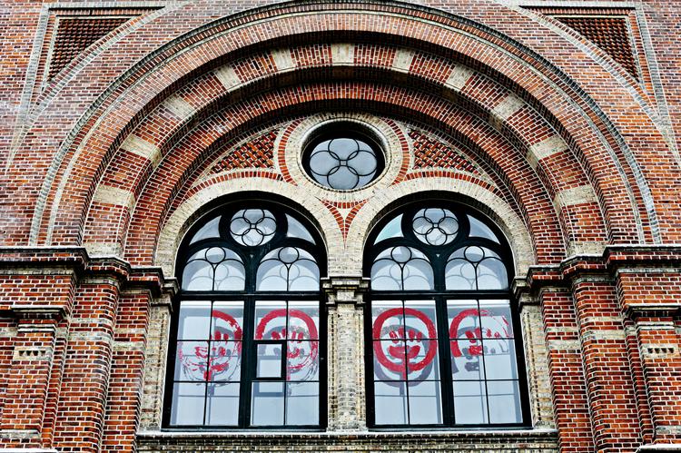 Kælder til kvist. Restaureringen har været inde at berøre hvert rum fra inderst til yderst. Tegningerne i murværket er f.eks. trådt frem. 