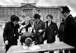 HISTORIE.  Sex Pistols underskriver en pladekontrakt foran Buckingham  Palace, marts 1977. 