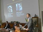vinderne. Thomas Perlmann fra Karolinske Institutet præsenterer vinderne af Nobelprisen i kemi. 