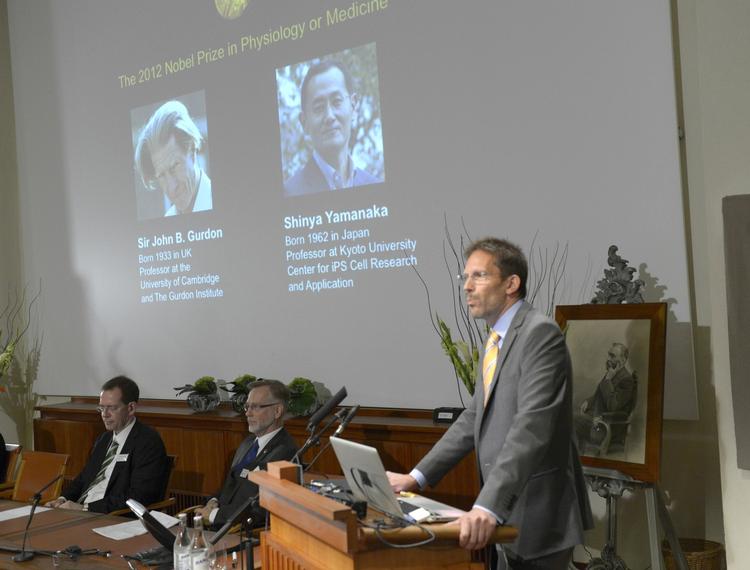 vinderne. Thomas Perlmann fra Karolinske Institutet præsenterer vinderne af Nobelprisen i kemi. 