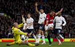 storform. Veteranen Brad Friedel (tv) har haft en stærk start på sæsonen i Tottenhams mål, men nu har en udskiftning med Hugo Lloris ødelagt amerikanerens flotte rekord-serie. 
