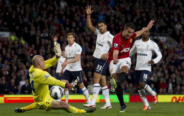 storform. Veteranen Brad Friedel (tv) har haft en stærk start på sæsonen i Tottenhams mål, men nu har en udskiftning med Hugo Lloris ødelagt amerikanerens flotte rekord-serie. 