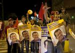 Valg. Der blev dyttet og fejret i Caracas' gader efter at Hugo Chavez vandt endnu en periode som Venezuelas præsident. 