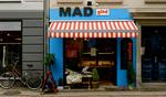 Udvider. Take away'en bag den blå facade med rød og hvidstribet baldakin har fået vokseværk. Indehaverne har udvidet med et stort cafeteria. 