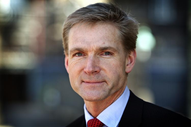 Dagpenge. Kristian Thulesen Dahl og resten af DF står ved den aftale, de indgik i 2010, hvor dagpengeperioden og optjeningsperioden sættes til hhv. to år og seks måneder. 