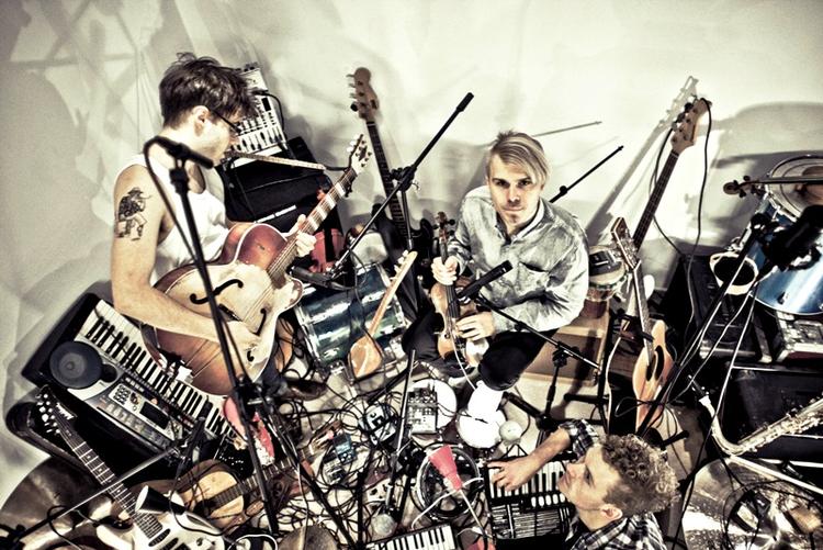 Raketfart. Trioen Mother Lewinsky har spillet sammen i et år, men kun givet koncert en gang før. Fredag spiller de i Kulturministeriet. 