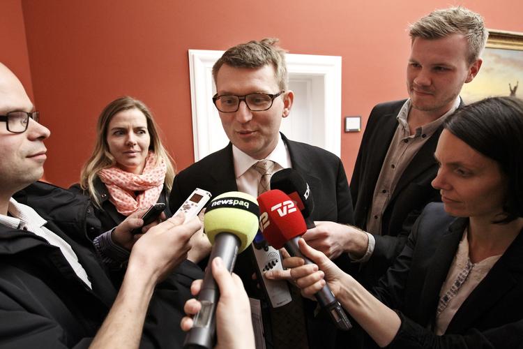 Medier. Pressen dækker i dag både politikernes arbejde og deres privatliv. 