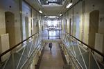 Beskyttelsespenge. Syv ud af otte åbne fængsler herhjemme melder om problemer med, at stærke fanger kræver beskyttelsespenge af de svage fanger, siger Fængselsforbundet. 