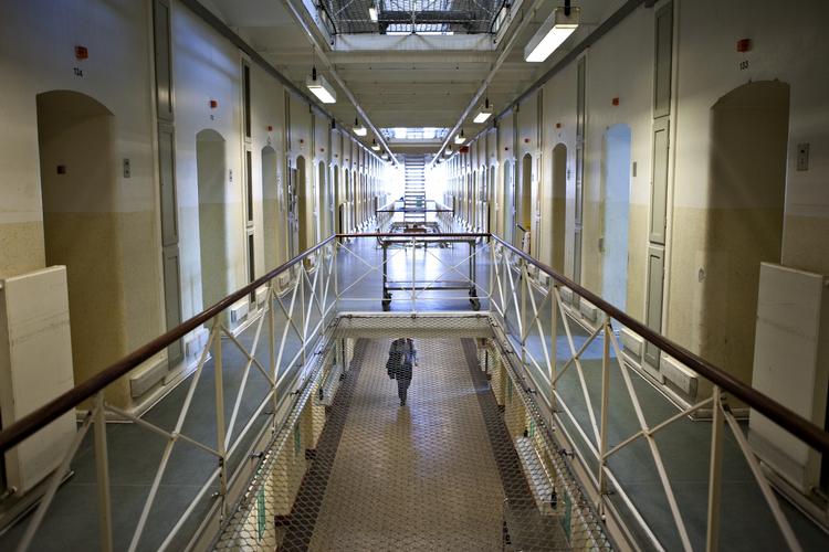 Beskyttelsespenge. Syv ud af otte åbne fængsler herhjemme melder om problemer med, at stærke fanger kræver beskyttelsespenge af de svage fanger, siger Fængselsforbundet. 
