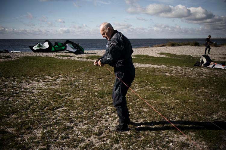 Alderspræsident. Poul Erik Rasmussen var en meget flittig kitesurfer. Her gør han sit udstyr klar på stranden. 