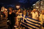 Protest. Et sted mellem 5.000 og 8.000 mennesker er i aften på plads på Syntagma-pladsen foran det græske parlament. 
