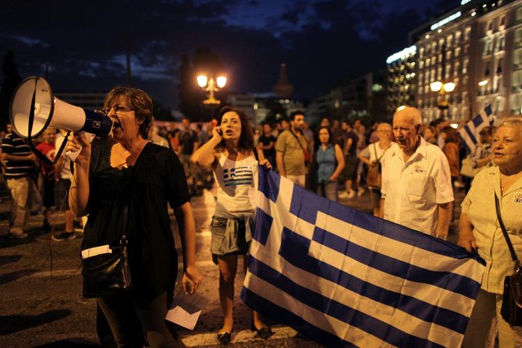 Protest. Et sted mellem 5.000 og 8.000 mennesker er i aften på plads på Syntagma-pladsen foran det græske parlament. 