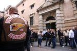 Beskyttelsespenge. De rockere og bandemedlemmer, der ikke kan overholde reglerne i de danske fængsler og arresthuse må forvente færre privilegier og hårdere regler, mener SF. 