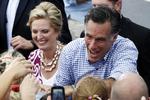 Fremgang. Mitt Romney går frem i meningsmålinger efter onsdagens tv-debat. Her ses han på kampagne i Florida med konen Ann. 