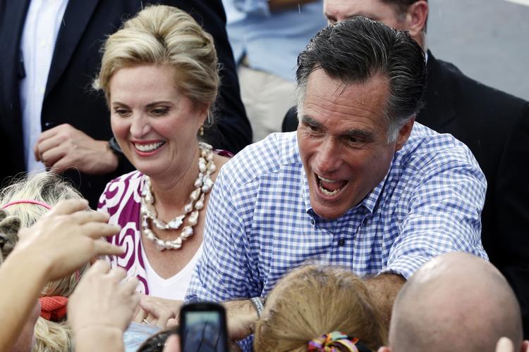 Fremgang. Mitt Romney går frem i meningsmålinger efter onsdagens tv-debat. Her ses han på kampagne i Florida med konen Ann. 