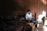 Lysstribe. Hos 'Kaffebaren' på Istedgade kan man både få en kop kaffe i lyset på stole ved facaden eller blødt møblement i varmen indenfor ved et stort vindue. 