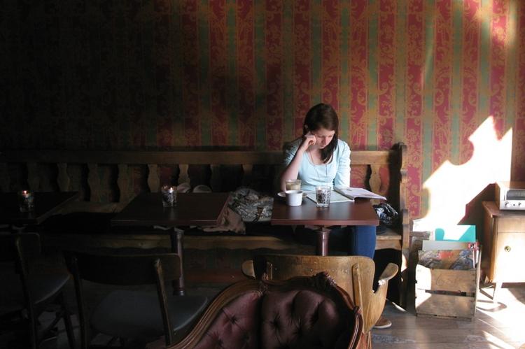 Lysstribe. Hos 'Kaffebaren' på Istedgade kan man både få en kop kaffe i lyset på stole ved facaden eller blødt møblement i varmen indenfor ved et stort vindue. 