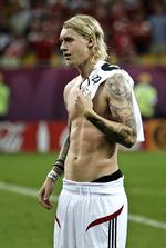 forvirring. Simon Kjær forsøger bare at komme på banen for Wolfsburg, mens hans tyske træner og den danske landstræner strides om danskerens position på holdet. 