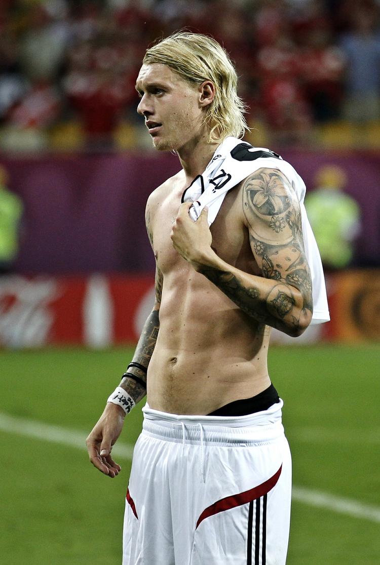 forvirring. Simon Kjær forsøger bare at komme på banen for Wolfsburg, mens hans tyske træner og den danske landstræner strides om danskerens position på holdet. 