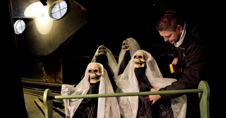Rutsjegys. På fredag åbner Tivoli for to ugers halloween. For to år siden spredte scenografen Jacob Helenius uhygge i rutsjebanen. 