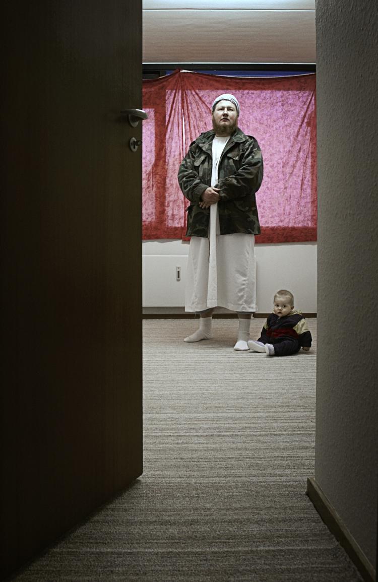 alsidig. Morten Storm har en broget fortid. Inden han konverterede til islam var han kriminel rocker i Bandidos. Efterfølgende blev han agent for PET. 