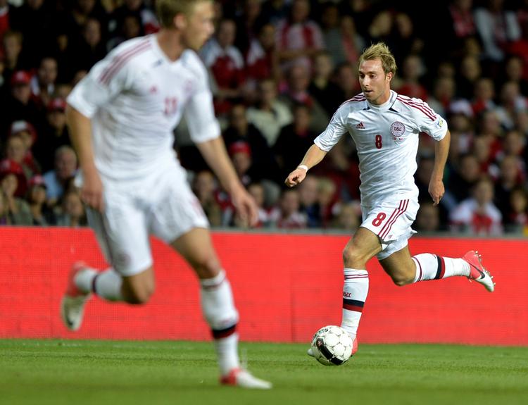 mediepres. Christian Eriksen (th) er Danmarks mest åbenlyse talent, men Ajax-spilleren har haft svært ved at finde storspillet frem efter en hård sommer. 