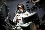 opadstræbende. Felix Baumgartner tester den kapsel, som skal føre ham 36,5 kilometer op i rummet under en heliumballon. 