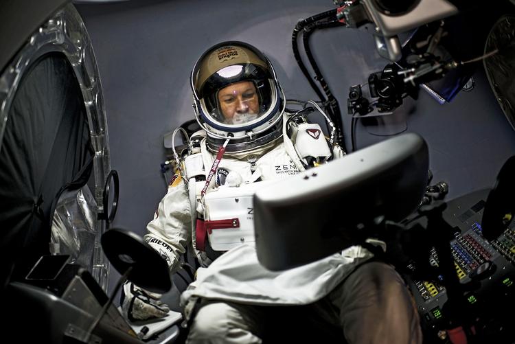 opadstræbende. Felix Baumgartner tester den kapsel, som skal føre ham 36,5 kilometer op i rummet under en heliumballon. 