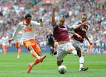 genetisk. Blackpools Thomas Ince (tv) var tæt på at komme i Premier League i denne sæson, men tabte oprykningsfinalen til West Ham og Winston Reid (th) i maj i år. 