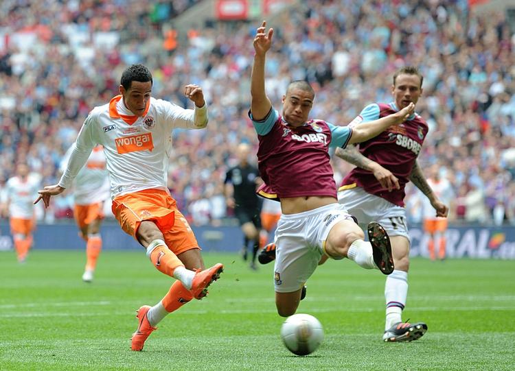 genetisk. Blackpools Thomas Ince (tv) var tæt på at komme i Premier League i denne sæson, men tabte oprykningsfinalen til West Ham og Winston Reid (th) i maj i år. 