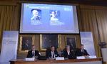 krisepris. Franskmanden Serge Haroche og amerikaneren David Wineland bliver hædret af Nobelpris-kommiteen. Parret deler otte millioner svenske kroner - to millioner mindre end sidste år på grund af krisen. 