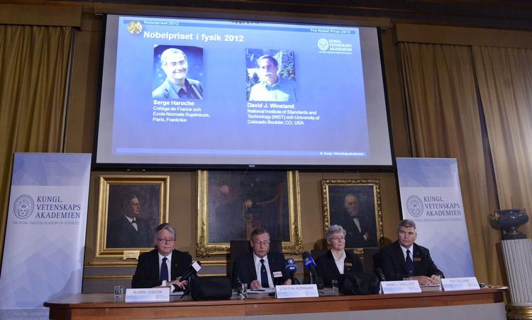 krisepris. Franskmanden Serge Haroche og amerikaneren David Wineland bliver hædret af Nobelpris-kommiteen. Parret deler otte millioner svenske kroner - to millioner mindre end sidste år på grund af krisen. 