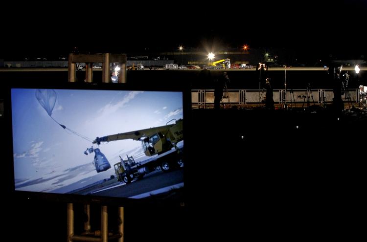 Ventetid. Det er morgen i Roswell, New Mexico. Og alle venter på, at vejret bliver lige en tand bedre, før opsendelsen af Felix Baumgartner kan gennemføres. Lige nu tror holdet ikke på, at det kan blive før klokken 19.30 dansk tid. 