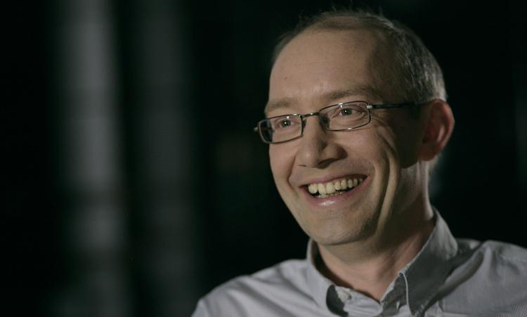 vandhappening. Radiovært og politisk kommentator Niels Krause-Kjær kastede i går et glas vand i hovedet på en gæst, der ikke ville angre i en ni år gammel sag. »Frisk gjort«, siger Krause-Kjærs chef. 