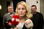 Forhandlingsvillige. Johanne Schmidt-Nielsen og tre andre medlemmer af Enhedslisten er mødt frem til de indledende forhandlinger om finansloven 2013, 