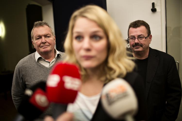 Forhandlingsvillige. Johanne Schmidt-Nielsen og tre andre medlemmer af Enhedslisten er mødt frem til de indledende forhandlinger om finansloven 2013, 