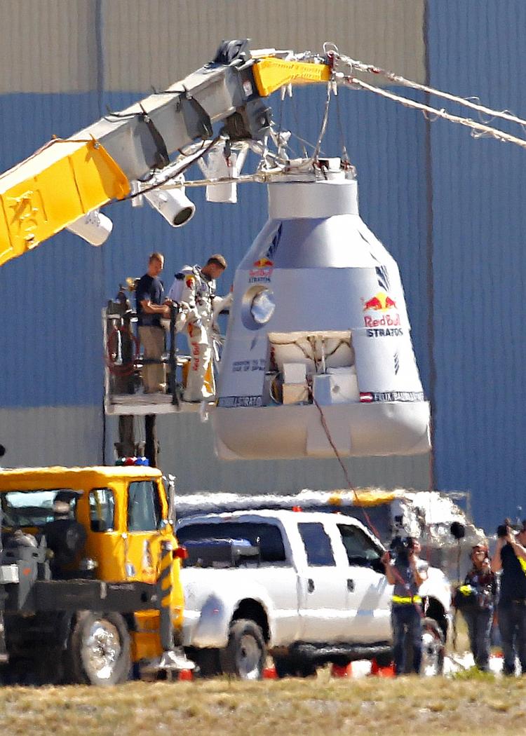 Frustration. Felix Baumgartner på vej ind i sin specialbyggede kapsel, hvor han nåede at sætte sig til rette, før hans rekordforsøg bogstavelig talt blev afblæst. 