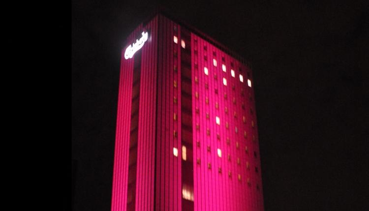 Tårnhøjt. Den 82 meter høje Carlsberg-silo changerer i blåt, grønt og pink i denne uge. 