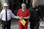 Dømt. Jerry Sandusky forlader retten efter en dom på minimum 30 års fængsel. 