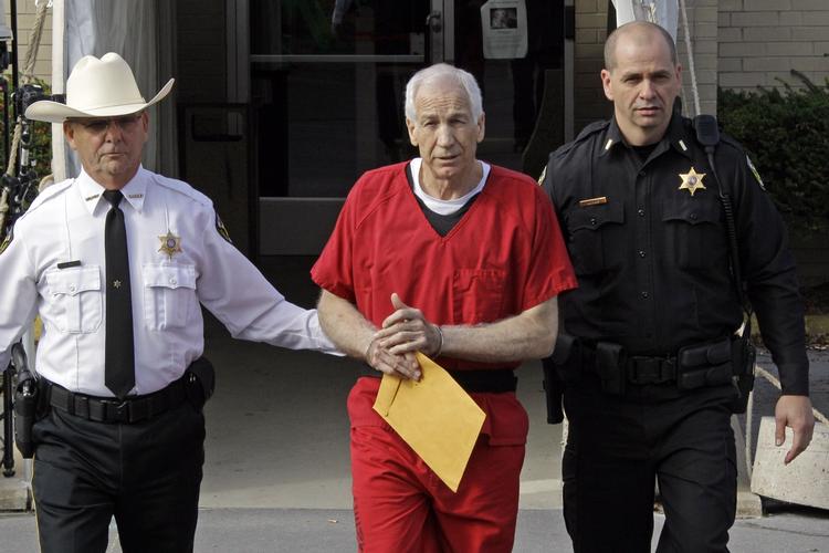 Dømt. Jerry Sandusky forlader retten efter en dom på minimum 30 års fængsel. 