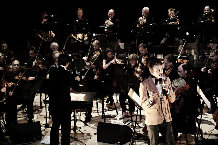 spilleglæde. Også musikerne i Sjællands Symfoniorkester lod sig smitte, da Efterklang indtog Konservatoriets Koncertsal med rocket rytmik. 