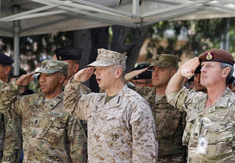 General. John Allen (i midten) leder i øjeblikket de internationale styrker i Afghanistan. Han står nu til forfremmelse. 