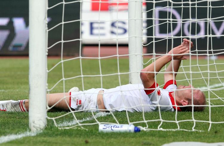 aftalt. Andrea Masiello fra Bari scorede bevidst selvmål efter aftale med to medgerningsmænd, der scorede store beløb på resultatet af kampen. Det kostede italieneren to års fængsel. 