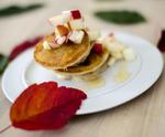 Æbletid. Der er både æbler i pandekagedejen og oven på de færdige pandekager. Til en brunch kan pandekagerne eventuelt serveres med ristet bacon. 