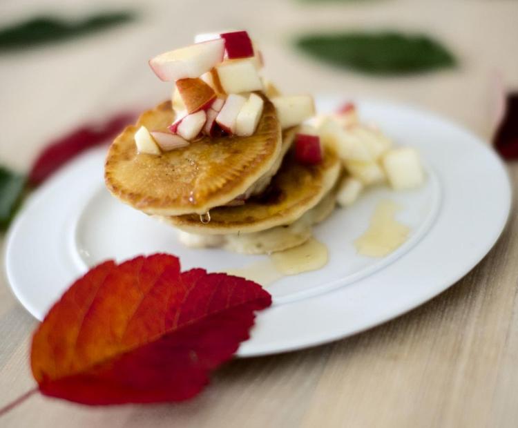 Æbletid. Der er både æbler i pandekagedejen og oven på de færdige pandekager. Til en brunch kan pandekagerne eventuelt serveres med ristet bacon. 